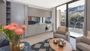 Un apartamento moderno con cocina, comedor y sala de estar.
