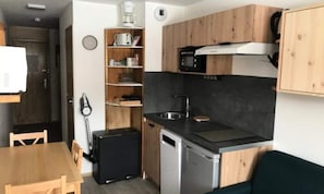 Mikrowelle, Geschirrspüler, Wasserkocher mit Kaffee-/Teezubehör