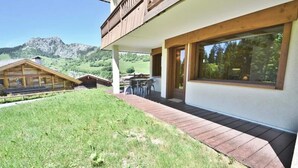 Outdoor dining - Raiches 4: Cozy Bohemian Apartment in Outalays (Le Grand-Bornand)