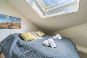 4 عدّة غرف نوم ومكواة/لوح كي وملاءات أسرّة