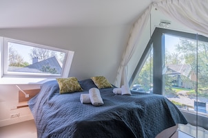 4 bedrooms, iron/ironing board, bed sheets