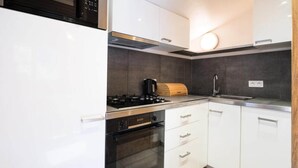 Cafetière/bouilloire, réfrigérateur, micro-ondes, lave-vaisselle