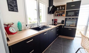 Kühlschrank, Mikrowelle, Ofen, Wasserkocher mit Kaffee-/Teezubehör