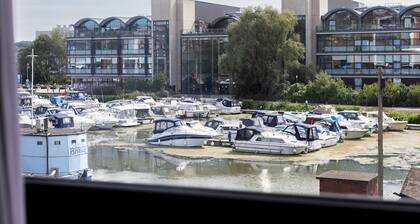 Pass the Keys | Modern apartment with Marina view