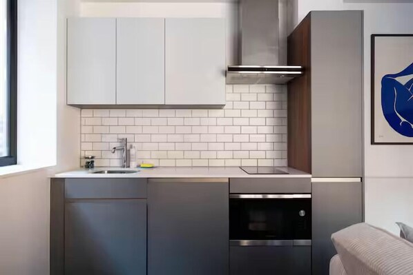 Réfrigérateur, micro-ondes, four