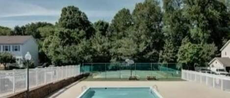 Piscina all'aperto, una piscina riscaldata