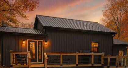 Modern Cabin with Hot Tub, Game Lounge, 2 King Suites-5 Min to Hocking Hills