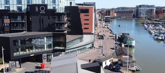 Elegant Riverside View Apartment/Pass The Keys