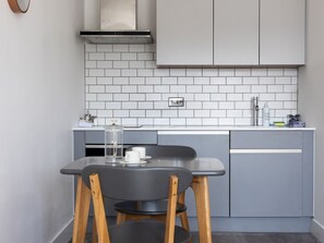 Jääkaappi, uuni, leivänpaahdin, keittoastiat/astiat/ruokailuvälineet