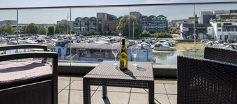 Luxurious Riverside View Apartment/Pass The Keys