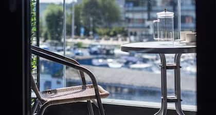 Luxurious Riverside View Apartment/Pass The Keys