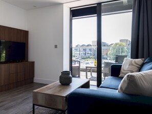 TV - Chic Riverside View with Balcony/Pass The Keys (Lincoln)