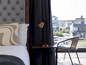 1 bedroom, iron/ironing board, free WiFi, bed sheets - Chic Riverside View with Balcony/Pass The Keys (Lincoln)