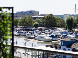 المنطقة المحيطة بالمنشأة