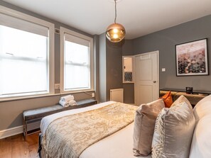 2 bedrooms, iron/ironing board, free WiFi, bed sheets - Stylish 2-Bedroom Flat – West Kensington, 2 Mins to Tube/Metro - Pass the Keys (London)