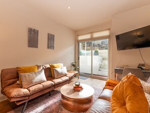 TV - Stylish 2-Bedroom Flat – West Kensington, 2 Mins to Tube/Metro - Pass the Keys (London)