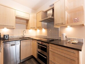 Kühlschrank, Mikrowelle, Ofen, Geschirrspüler