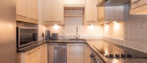 Réfrigérateur, micro-ondes, four, lave-vaisselle