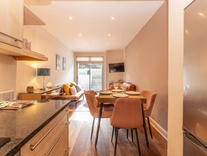 Dining - Stylish 2-Bedroom Flat – West Kensington, 2 Mins to Tube/Metro - Pass the Keys (London)