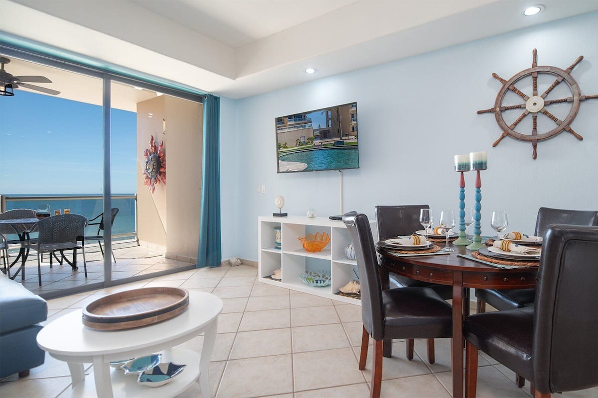 Condo, 1 cama King size y sofá cama, balcón, vista al océano (Las Palomas Resort Rubi 1007) | Restaurantes