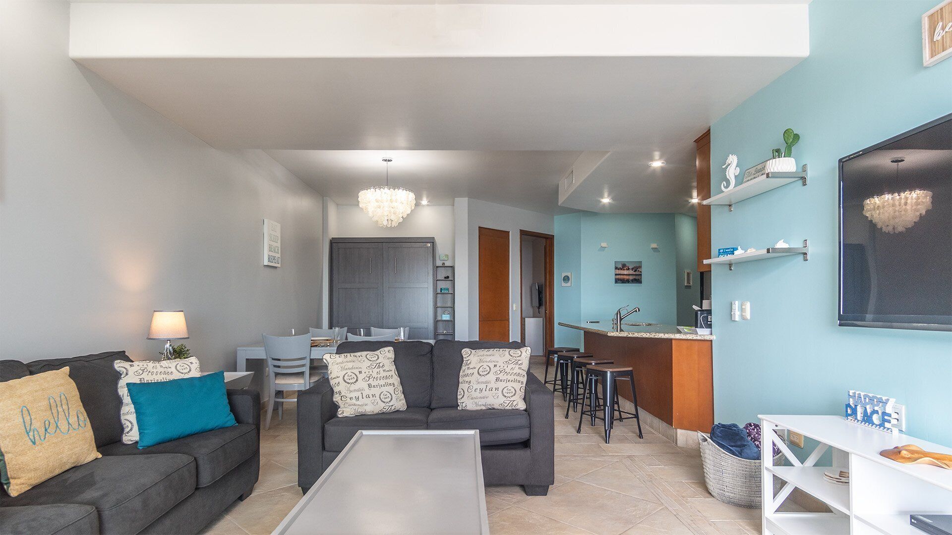 Apartment, Mehrere Betten, Balkon, Meerblick (Las Palomas Resort Coronado 605) | Wohnbereich | 42-Zoll-Flachbildfernseher mit Digitalempfang