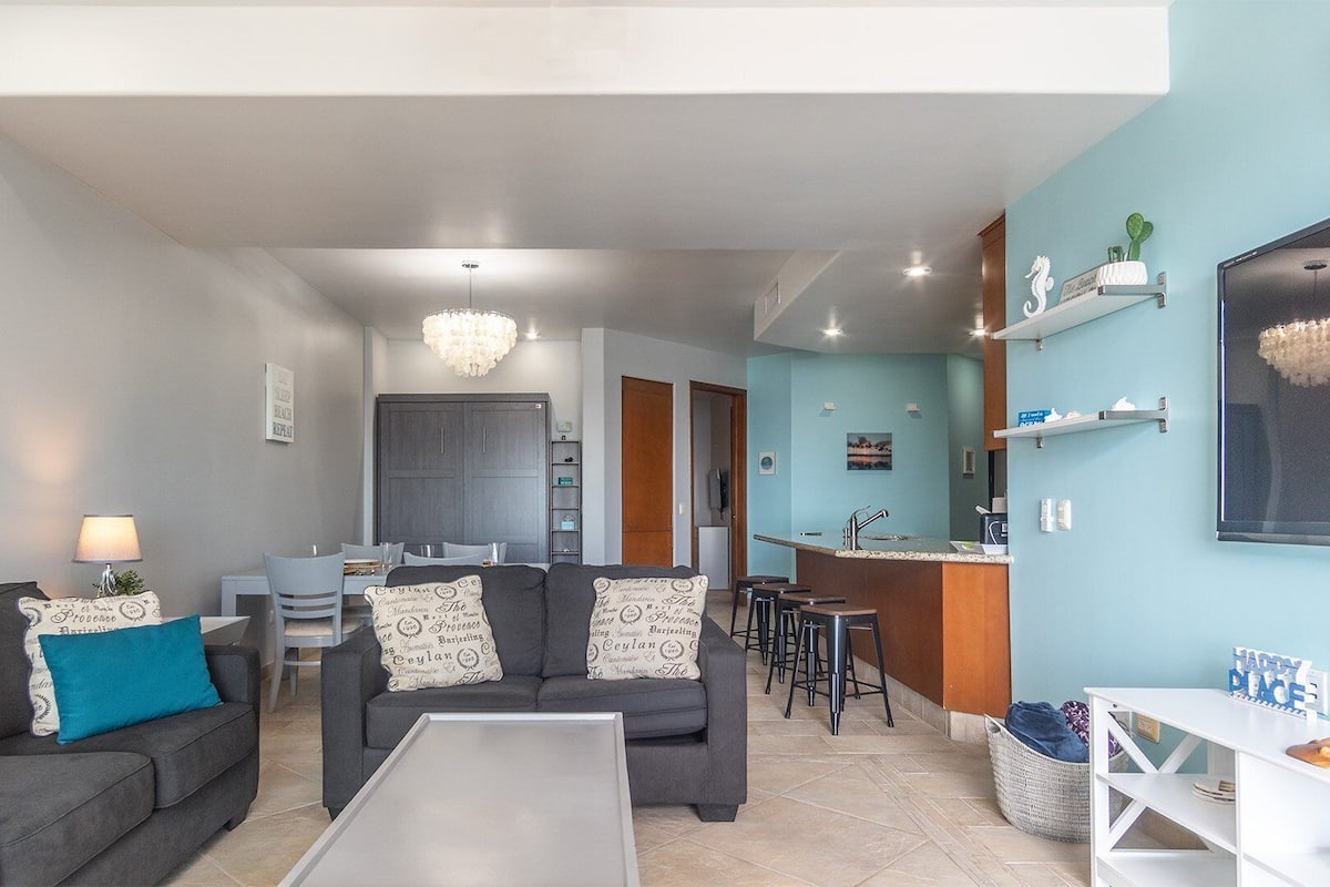 Apartment, Mehrere Betten, Balkon, Meerblick (Las Palomas Resort Coronado 605) | Wohnbereich | 42-Zoll-Flachbildfernseher mit Digitalempfang