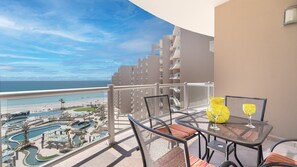 公寓客房, 1 張加大雙人床和 1 張沙發床, 陽台, 海景 (Las Palomas Resort Rubi 805) | 室外用餐