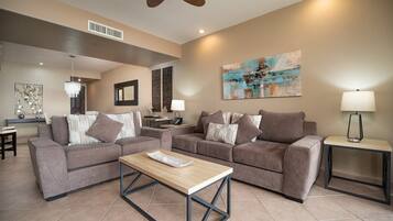 Condo, 1 cama King size y sofá cama, balcón, vista al océano (Las Palomas Resort Rubi 1004) | Área de sala de estar | Televisión de pantalla plana de 42 pulgadas con canales digitales