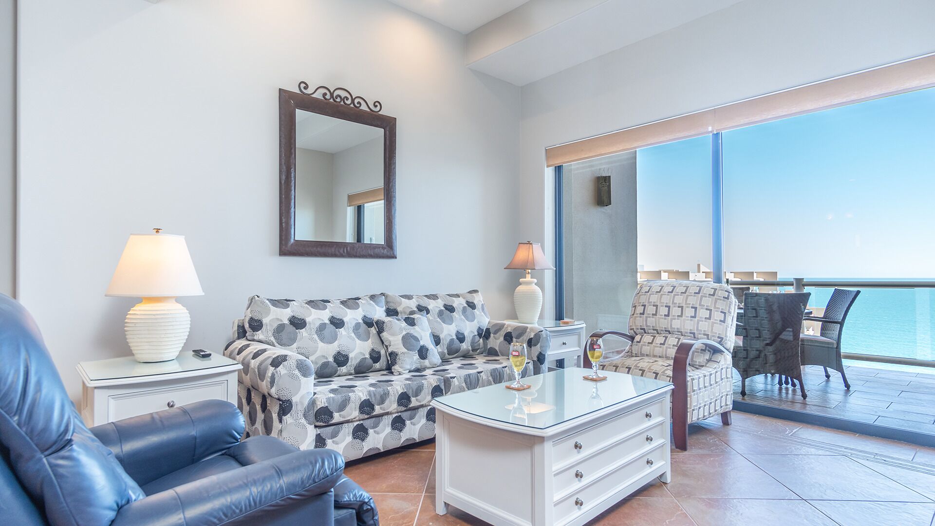 Condo, 1 giường cỡ king và sofa giường, ban công, quang cảnh biển (Las Palomas Resort Cortez 1605) | Khu phòng khách | TV màn hình phẳng 42-inch có truyền hình kỹ thuật số 