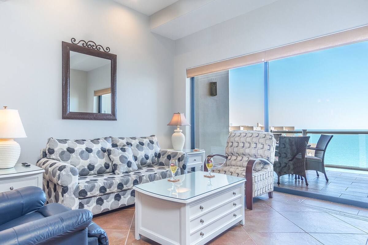 LÀgenhet - 1 kingsize-sÀng med bÀddsoffa - balkong - havsutsikt (Las Palomas Resort Cortez 1605) | Vardagsrum | 42-tums platt-tv med digitalkanaler