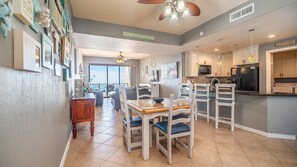 Condo, 1 cama King size y sofá cama, balcón, vista al océano (Las Palomas Resort Rubi 804) | Interior