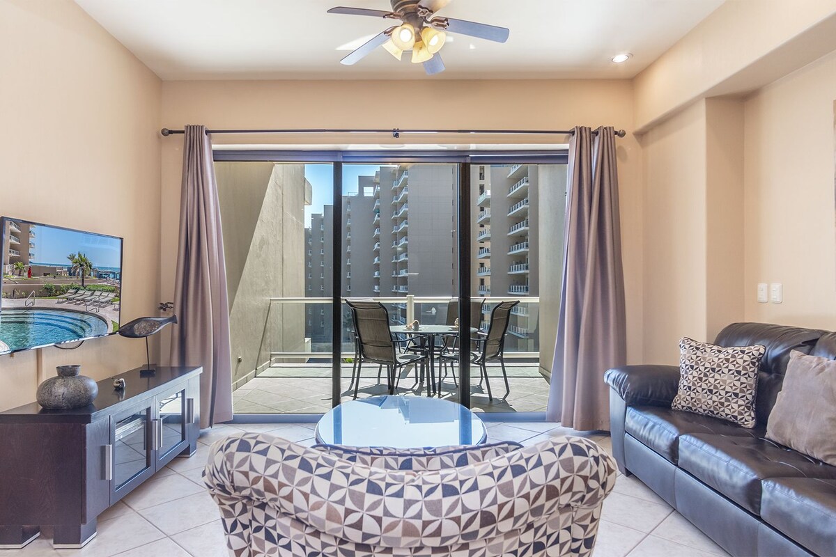 Apartamento, 1 cama de matrimonio grande con sofá cama, balcón (Las Palomas Resort Topaz 402) | Zona de estar | Televisión de pantalla plana de 42 pulgadas con canales digitales