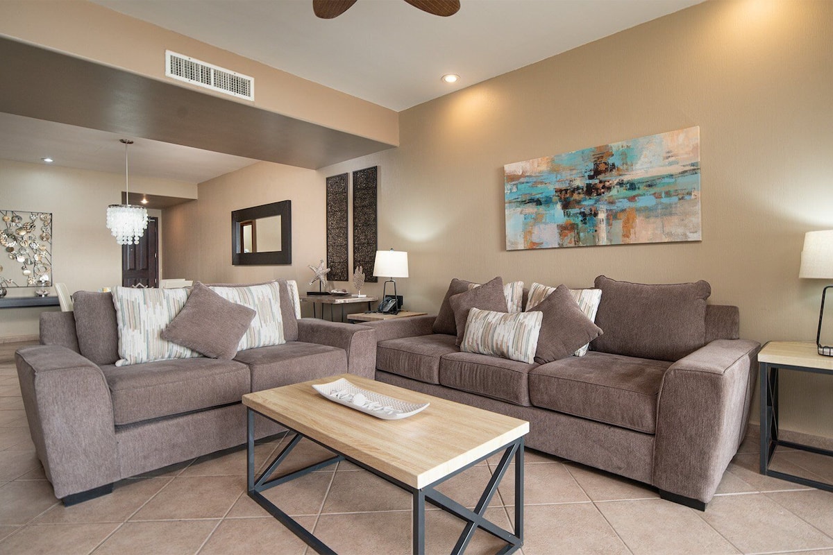 Appart'hôtel, 1 très grand lit et 1 canapé-lit, balcon, vue océan (Las Palomas Resort Rubi 1004) | Coin séjour | Télévision à écran plat de 42 pouces avec chaînes numériques