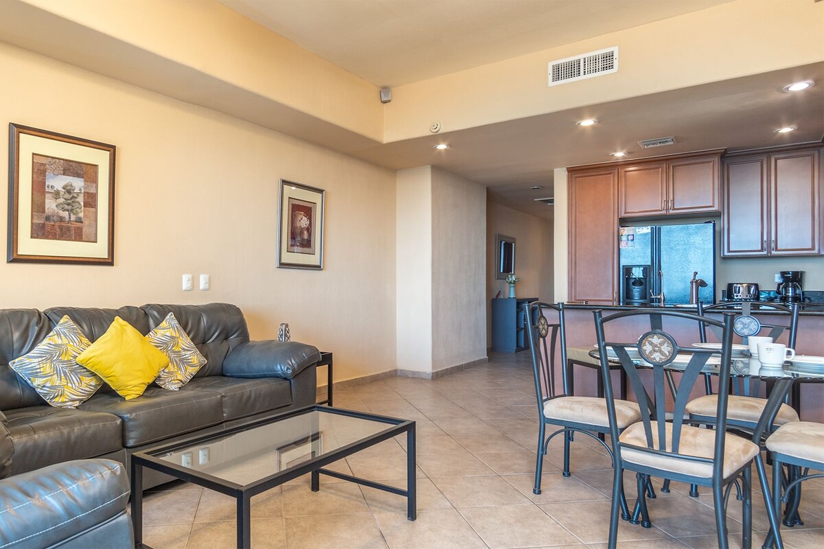 Appartement, 1 kingsize bed met slaapbank, balkon, uitzicht op zee (Las Palomas Resort Rubi 302) | Woonruimte | Een 42-inch flatscreentelevisie met digitale zenders