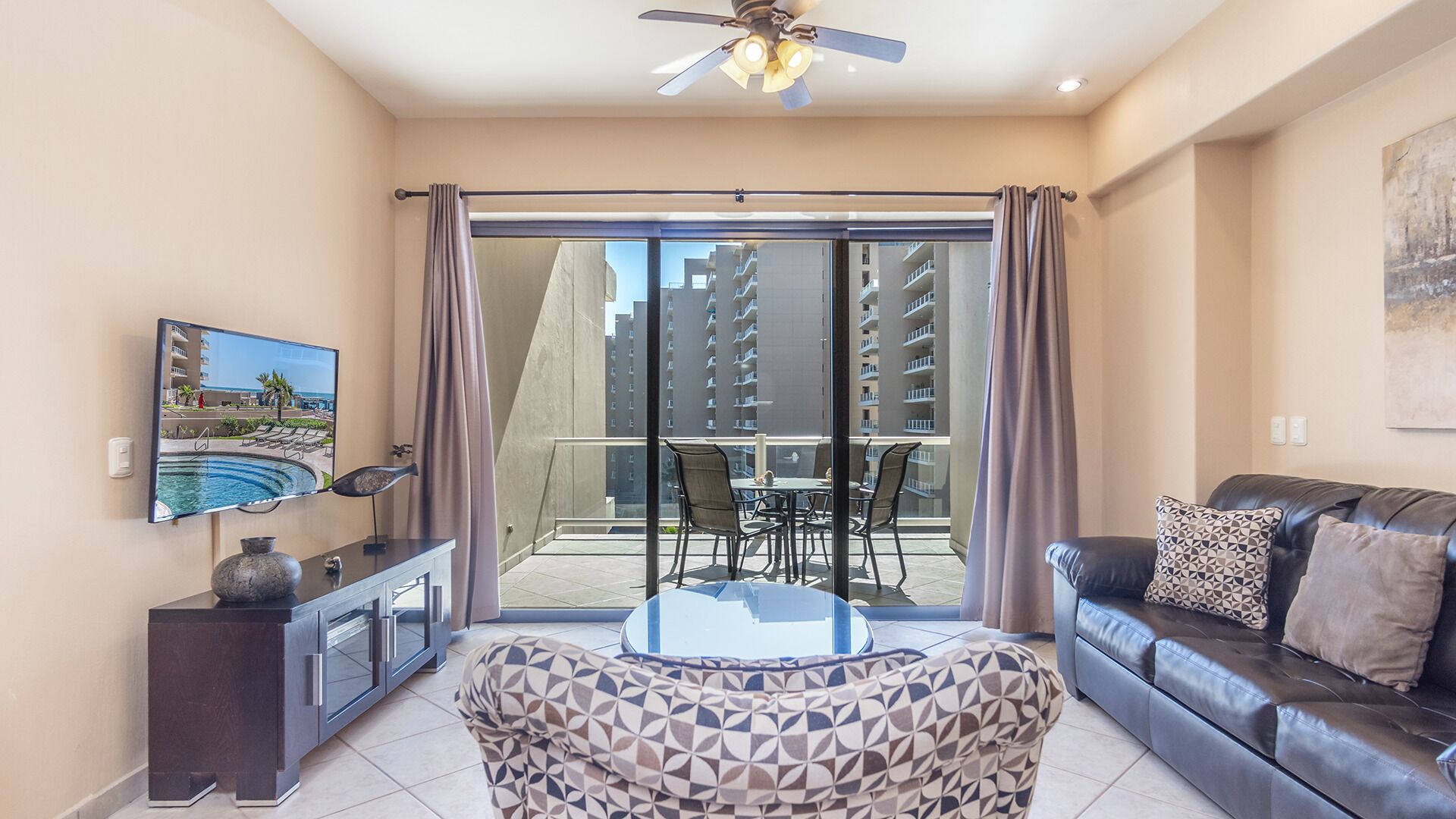 Condo, 1 cama King size y sofá cama, balcón, vista al océano (Las Palomas Resort Topaz 402) | Área de sala de estar | Televisión de pantalla plana de 42 pulgadas con canales digitales 