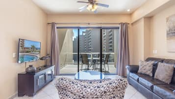 Condo, 1 cama King size y sofá cama, balcón, vista al océano (Las Palomas Resort Topaz 402) | Área de sala de estar | Televisión de pantalla plana de 42 pulgadas con canales digitales