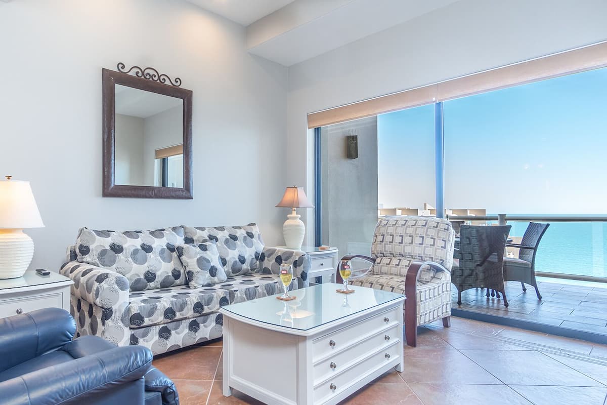 Appartement, 1 kingsize bed met slaapbank, balkon, uitzicht op zee (Las Palomas Resort Cortez 1605) | Woonruimte | Een 42-inch flatscreentelevisie met digitale zenders