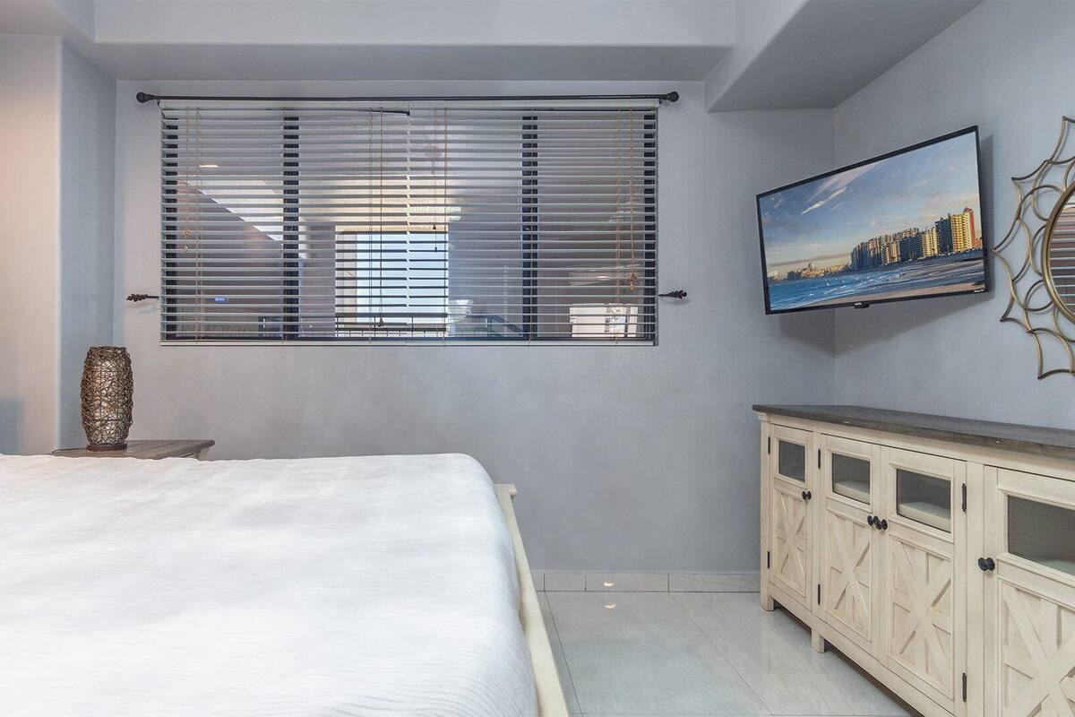 Appartement, 1 kingsize bed met slaapbank, balkon, uitzicht op zee (Las Palomas Resort Opalo 502) | 1 slaapkamer, een strijkplank/strijkijzer, individueel gedecoreerd