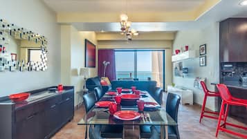 Condo, varias camas, balcón, vista al océano (Las Palomas Resort Cortez 605) | Restaurantes