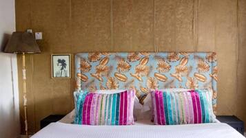 1 bedroom, bed sheets