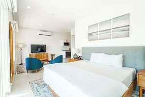 Escritorio, tabla de planchar con plancha, cuna de viaje y wifi 