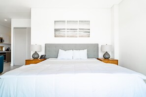 Escritorio, tabla de planchar con plancha, cuna de viaje y wifi 