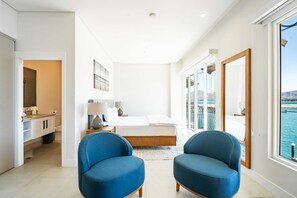 1 habitación, escritorio, tabla de planchar con plancha y cuna de viaje 