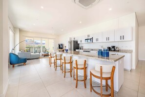 Geladeira, micro-ondas, cooktop, lava-louças