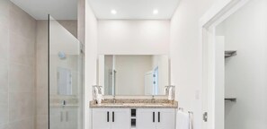 Regadera, secadora de cabello, toallas 