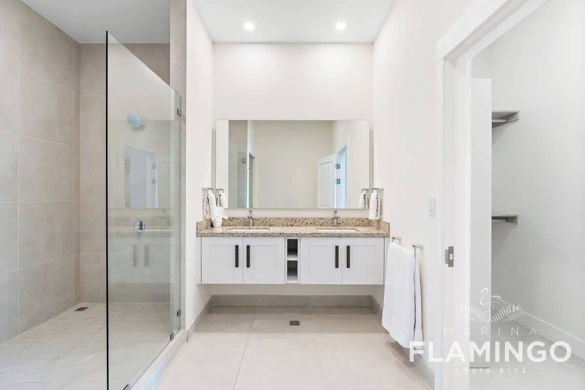 Regadera, secadora de cabello, toallas 