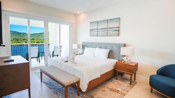 3 habitaciones, escritorio y tabla de planchar con plancha