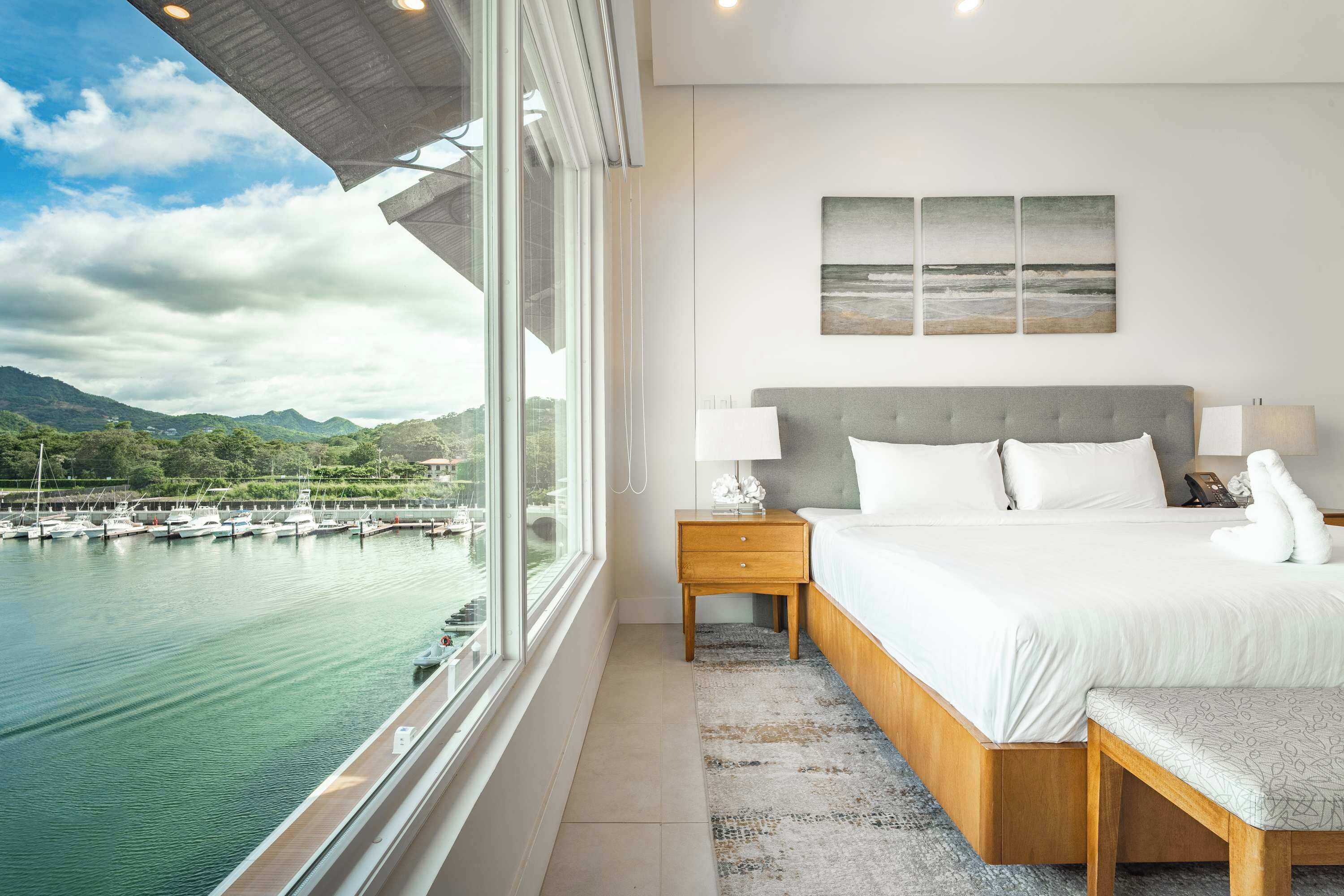 2 habitaciones, escritorio y tabla de planchar con plancha 