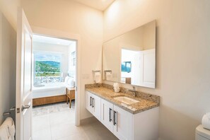 Shower, hair dryer, towels - Luxury Marina View 2-Bedroom (Playa Flamingo)