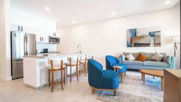 Televisión, chimenea y oficina